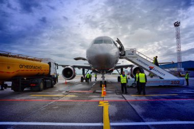 Barnaul, Rusya Federasyonu-17 Temmuz 2018. Bir merdiven ile pistte Aeroflot uçak mı