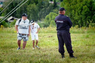 Altay, Rusya Federasyonu-Temmuz 24, 2018. Şişman devriye memuru Event'de hizmet vermektedir