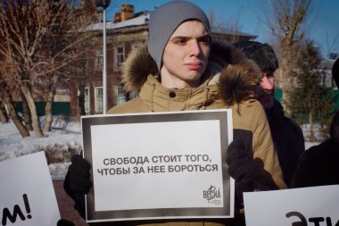 Barnaul, Rusya Federasyonu-Şubat 24, Boris Nemtsov ölüm yıldönümünde 2019.Picket. Posterler 