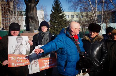 Barnaul, Rusya Federasyonu-Şubat 24, Boris Nemtsov ölüm yıldönümünde 2019.Picket. Posterler 