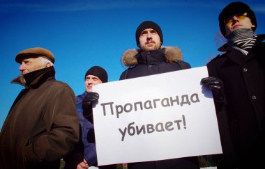 Barnaul, Rusya Federasyonu-Şubat 24, Boris Nemtsov ölüm yıldönümünde 2019.Picket. Posterler 