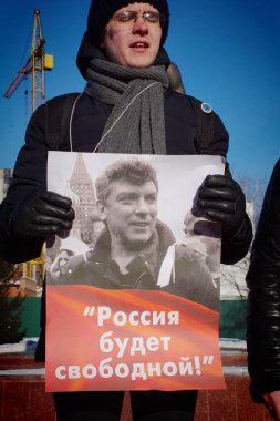 Barnaul, Rusya Federasyonu-Şubat 24, Boris Nemtsov ölüm yıldönümünde 2019.Picket. Posterler 