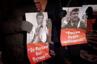 Barnaul, Rusya Federasyonu-Şubat 24, Boris Nemtsov ölüm yıldönümünde 2019.Picket. Posterler 