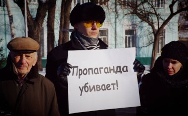 Barnaul, Rusya Federasyonu-Şubat 24, Boris Nemtsov ölüm yıldönümünde 2019.Picket. Posterler 