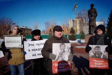 Barnaul, Rusya Federasyonu-Şubat 24, Boris Nemtsov ölüm yıldönümünde 2019.Picket. Posterler 