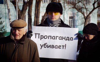 Barnaul, Rusya Federasyonu-Şubat 24, Boris Nemtsov ölüm yıldönümünde 2019.Picket. Posterler 