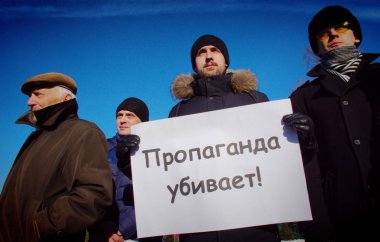 Barnaul, Rusya Federasyonu-Şubat 24, Boris Nemtsov ölüm yıldönümünde 2019.Picket. Posterler 