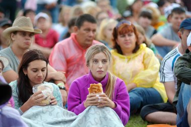 Srostki, Rusya Federasyonu-Temmuz 25, 2018.Spectators izle Shukshin film festivali gösteri