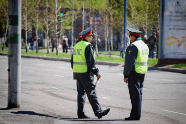 Barnaul, Rusya Federasyonu-Temmuz 24, 2018. İki Rus polisi görevde olan