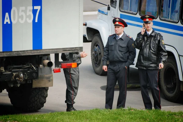 Barnaul, Rusya Federasyonu-Temmuz 24, 2018. İki Rus polisi görevde olan