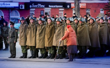 Barnaul, Rusya Federasyonu-Mayıs 7, 2017.the yaşlı kadın Rus askeri sistem devre dışı bırakıldı