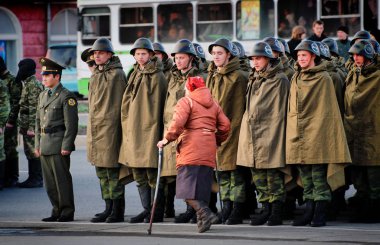 Barnaul, Rusya Federasyonu-Mayıs 7, 2017.the yaşlı kadın Rus askeri sistem devre dışı bırakıldı