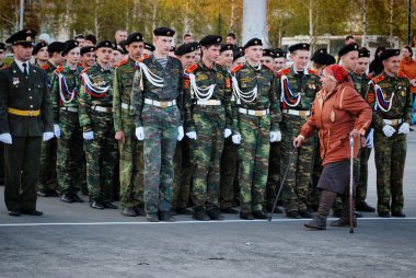 Barnaul, Rusya Federasyonu-Mayıs 7, 2017.the yaşlı kadın Rus askeri sistem devre dışı bırakıldı