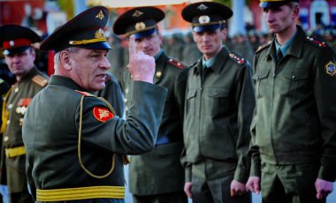 Barnaul, Rusya Federasyonu - 7 Mayıs, 2015.the Rus General askerlere bağırır