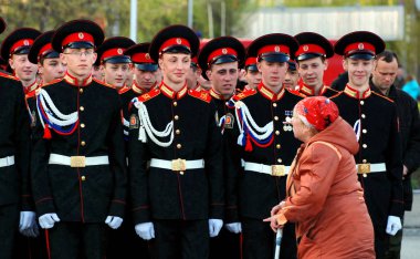 Barnaul, Rusya Federasyonu-Mayıs 7, 2017.the yaşlı kadın Rus askeri sistem devre dışı bırakıldı