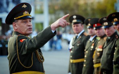 Barnaul, Rusya Federasyonu - 7 Mayıs, 2015.the Rus General askerlere bağırır