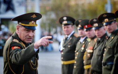 Barnaul, Rusya Federasyonu - 7 Mayıs, 2015.the Rus General askerlere bağırır