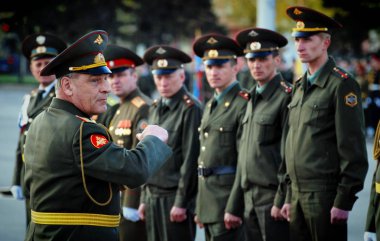 Barnaul, Rusya Federasyonu - 7 Mayıs, 2015.the Rus General askerlere bağırır