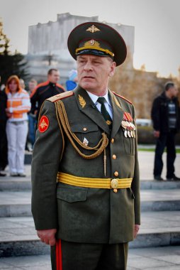 Barnaul, Rusya Federasyonu - 7 Mayıs, 2015.the Rus General askerlere bağırır