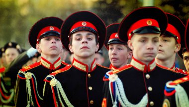 Barnaul, Rusya Federasyonu - 7 Mayıs, 2015.Russian öğrenciler üniforma geçit yürüyüş içinde