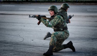 Barnaul, Altay Krayı-Mayıs 7, 2014.A grup Özel Kuvvetler asker şehirde mücadele için eğitim