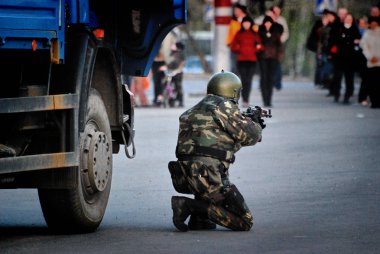 Barnaul, Altay Krayı-Mayıs 7, 2014.A grup Özel Kuvvetler asker şehirde mücadele için eğitim