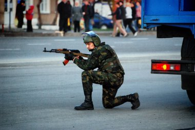 Barnaul, Altay Krayı-Mayıs 7, 2014.A grup Özel Kuvvetler asker şehirde mücadele için eğitim