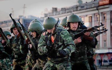 Barnaul, Altay Krayı-Mayıs 7, 2014.A grup Özel Kuvvetler asker şehirde mücadele için eğitim