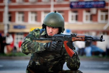 Barnaul, Altay Krayı-Mayıs 7, 2014.A grup Özel Kuvvetler asker şehirde mücadele için eğitim