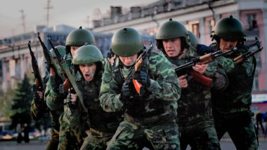 Barnaul, Altay Krayı-Mayıs 7, 2014.A grup Özel Kuvvetler asker şehirde mücadele için eğitim