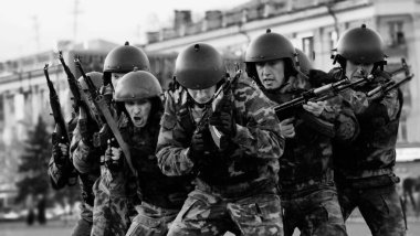 Barnaul, Altay Krayı-Mayıs 7, 2014.A grup Özel Kuvvetler asker şehirde mücadele için eğitim