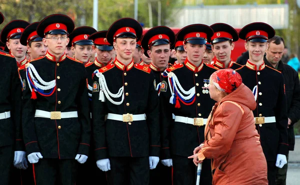 Barnaul, Rusya Federasyonu-Mayıs 7, 2017.the yaşlı kadın Rus askeri sistem devre dışı bırakıldı