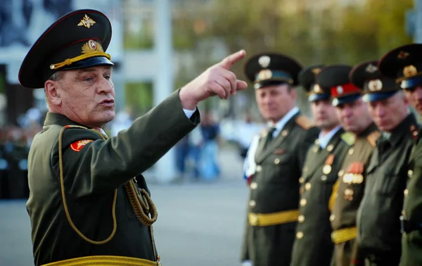 Barnaul, Rusya Federasyonu - 7 Mayıs, 2015.the Rus General askerlere bağırır