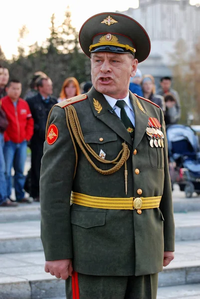 Barnaul, Rusya Federasyonu - 7 Mayıs, 2015.the Rus General askerlere bağırır