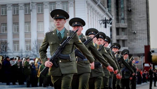 Μπαρναούλ Ρωσία Μαρτίου 2017 Ρωσική Στρατιωτική Μαρτίου Μέσα Από Την — Φωτογραφία Αρχείου