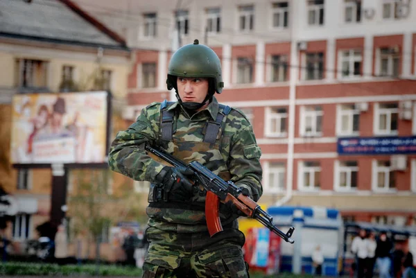 Barnaul, Altay Krayı-Mayıs 7, 2014.A grup Özel Kuvvetler asker şehirde mücadele için eğitim