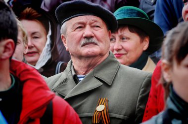 Barnaul, Rusya Federasyonu-9 Mayıs 2018. Dünya Savaşı 'nda zafer günü şehir etrafında yürüyüşe-by