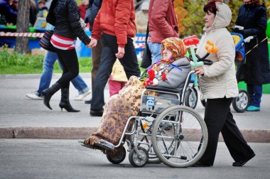 Barnaul, Rusya-Mayıs 9, 2018. tekerlekli sandalyede bir adam şehre gider
