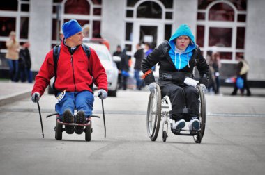Barnaul, Rusya-Mayıs 9, 2018. tekerlekli sandalyede bir adam şehre gider