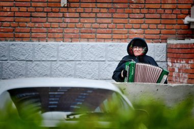 Barnaul, Rusya-Mayıs 9, 2018. Akordeon oynayan Sokak müzisyeni