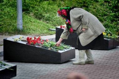 Barnaul, Rusya-Mayıs 9, 2017. İkinci Dünya Savaşı kurbanları için anıt çiçek Döşeme