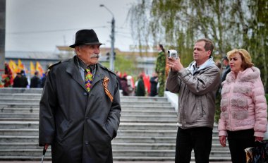 Barnaul, Rusya Federasyonu-9 Mayıs 2018. Dünya Savaşı 'nda zafer günü şehir etrafında yürüyüşe-by