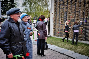 Barnaul, Rusya-Mayıs 9, 2017. İkinci Dünya Savaşı kurbanları için anıt çiçek Döşeme