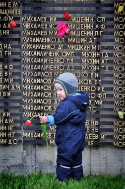 Barnaul, Rusya-Mayıs 9, 2017. İkinci Dünya Savaşı kurbanları için anıt çiçek Döşeme