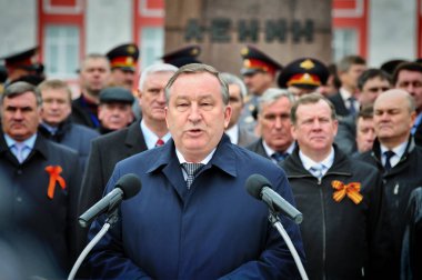 Barnaul, Rusya-Mayıs 9, 2018. Alexander Karlin-Altai topraklarında Icra organı Rusya Federasyonu Federal Meclisi Federasyon Konseyi üyesi