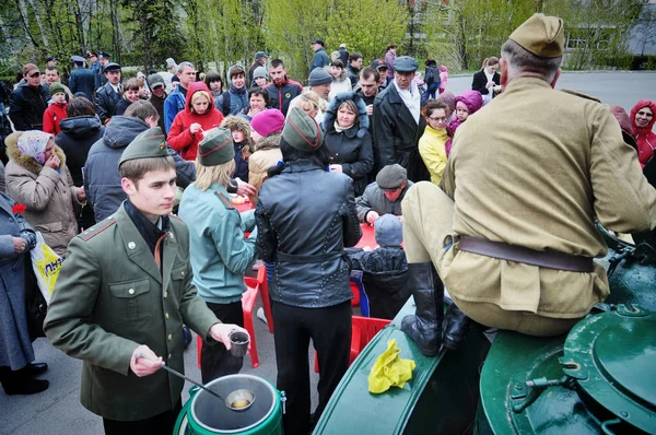 バルナウル ロシア 2018 年5月9日 第二次世界大戦の日に通行人に食べ物を配っている兵士 — ストック写真