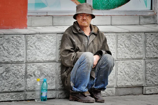 Barnaul, Rusya-Mayıs 9, 2018. Zavallı yaşlı adam geçenler yalvarıyor-tarafından