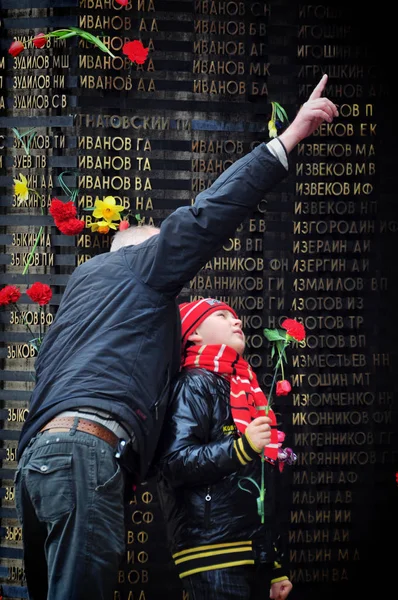 Barnaul Rússia Maio 2017 Colocar Flores Memorial Vítimas Segunda Guerra — Fotografia de Stock