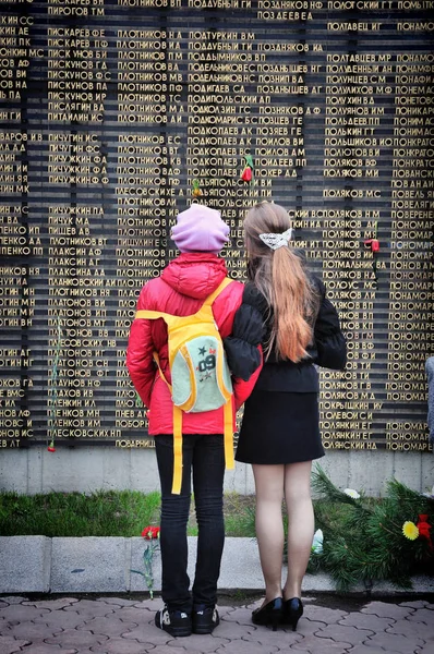 2017年5月9日 ロシアバルナウル 第二次世界大戦の犠牲者に記念碑に花を敷設 — ストック写真