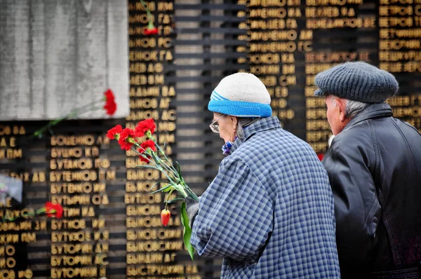 Barnaul Rússia Maio 2017 Colocar Flores Memorial Vítimas Segunda Guerra — Fotografia de Stock